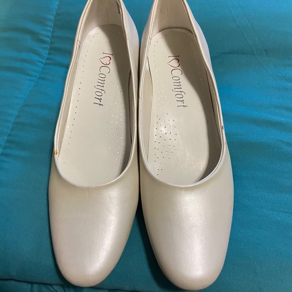 White small heels - Picture 2 of 5